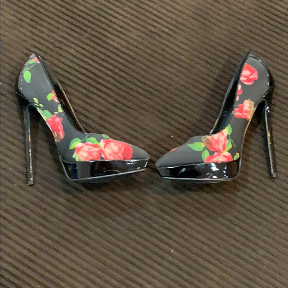Heels black with flowers